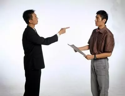 我出差,老婆突然來電要離婚,我起疑提前回家,岳母:救救我女兒