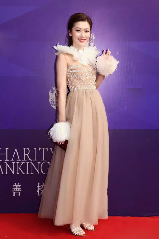 她曾為陳冠希打胎2次,與小6歲徐正曦戀愛、今被傳與富豪合約生子