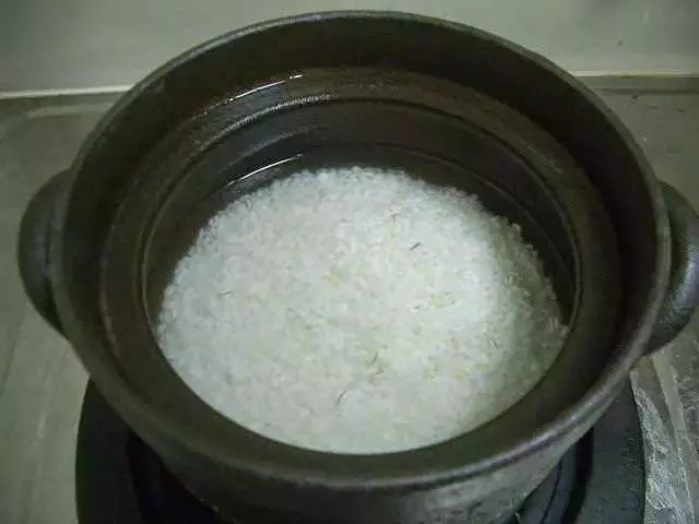 「蒸米飯」只要在蓋鍋前多加一個小動作,就會好吃100倍!多數人蒸米飯會犯三個錯,難怪常吃到難吃的!