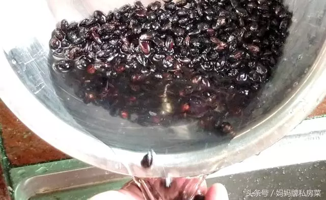 有貧血可以多喝這碗黑豆湯,做法非常簡單,味道清淡