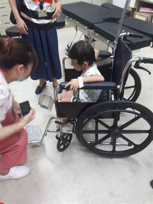 3歲童綁陽台遭虐暴瘦餓到抓屎塞嘴 -