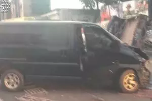 ,摩哆被撞翻覆,羅釐輾死騎士!