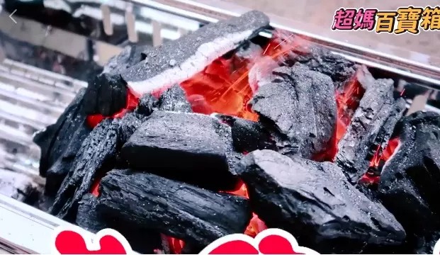 這個中秋來當「生火達人」!教你用木炭「2分鐘內快速升火」,燒很旺!