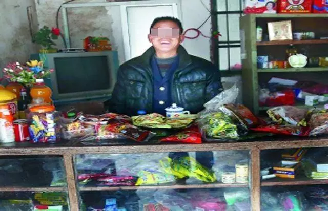 老人用冥幣買東西,商店老闆不僅收了還找錢,一年後獲贈50萬元