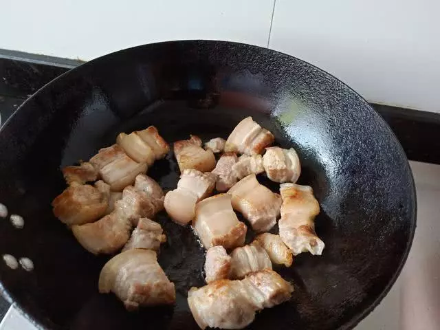 教你1招,紅燒肉不油不膩,香甜鬆軟,關鍵在第4步,很多人做錯了!