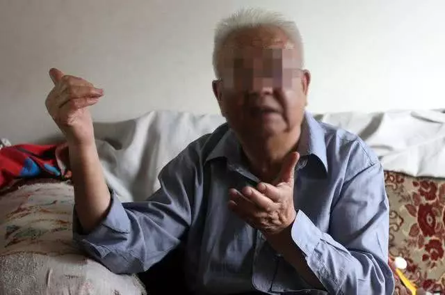賣菜小伙下雪天撞倒一老人,接回家侍奉兩年,才知老人身份不一般