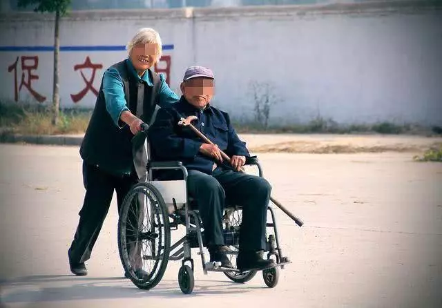 賣菜小伙下雪天撞倒一老人,接回家侍奉兩年,才知老人身份不一般