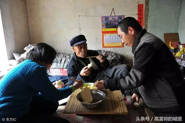 丈夫單獨給我報旅行團,我忘帶身份證回家取,推門那刻我怒火中燒