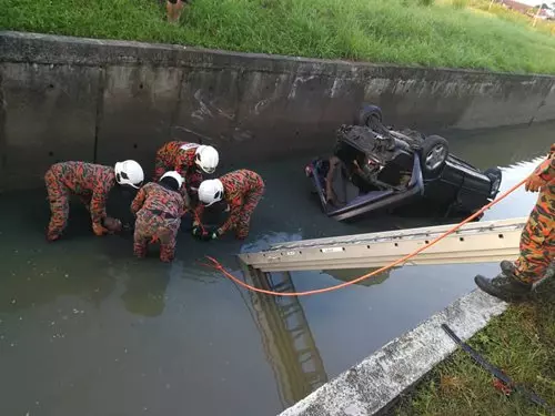 轎車撞樹飛溝 司機頭傷斃命
