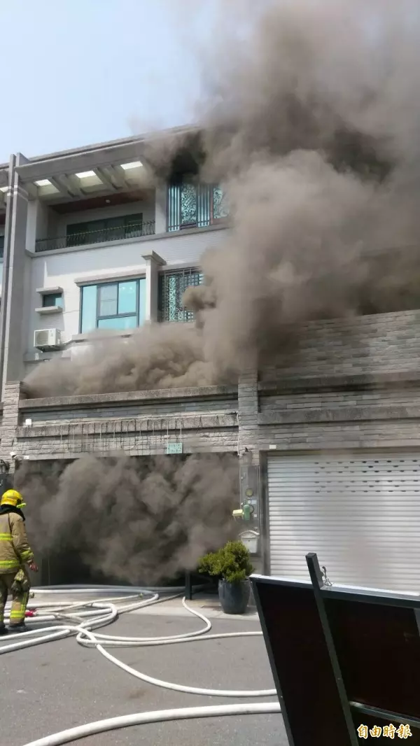 高雄透天厝失火 勇消救出受困女童卻嗆昏 殉職