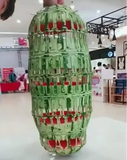鬼斧神工的西瓜雕刻 !一拉居然是「三層樓燈籠」!網友: 這也太狂了吧!