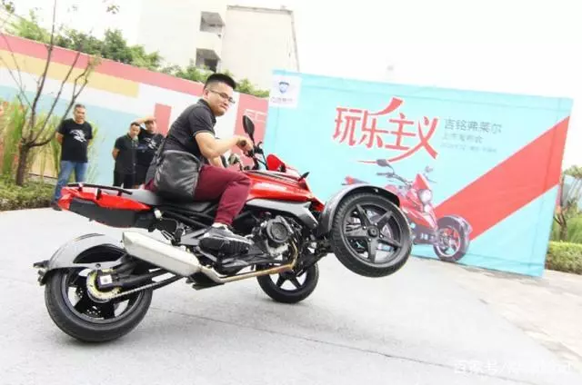 我國首款可上牌倒三輪摩托車!吉銘弗萊爾200CC!外觀媲美龐巴迪