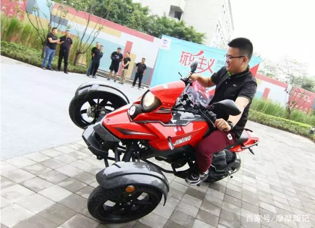 我國首款可上牌倒三輪摩托車!吉銘弗萊爾200CC!外觀媲美龐巴迪