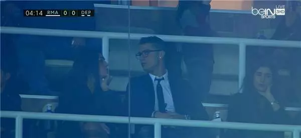 當過保母、做銷售員,年僅22歲的平凡女孩竟讓全球第一「高富帥」對她情有獨鍾!