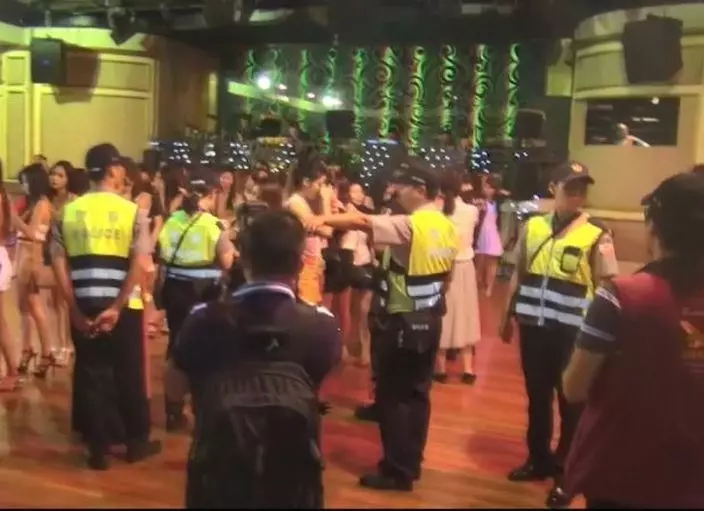 酒店妹排排站受檢!警方突襲…「正妹秀美腿」 眾人狂歪:揪團囉