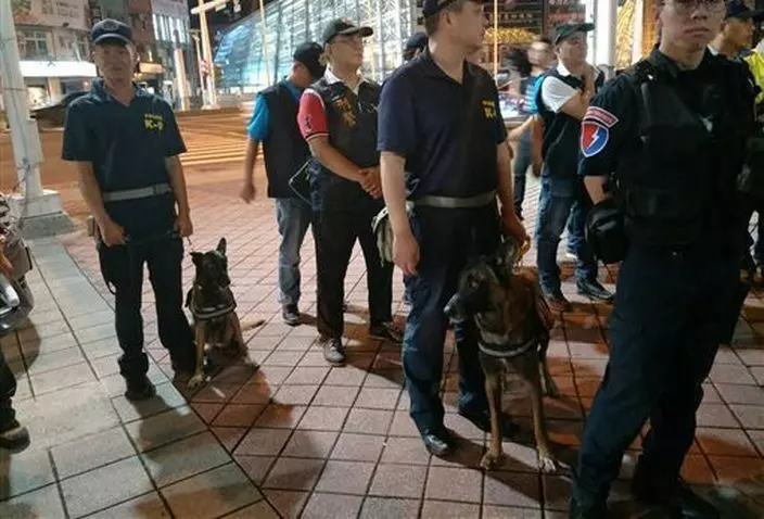 酒店妹排排站受檢!警方突襲…「正妹秀美腿」 眾人狂歪:揪團囉