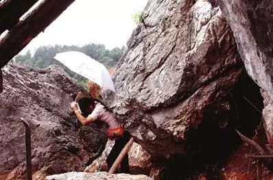 女子被兩塊巨石卡住,死前流淚求見孩子未果,抱憾離世