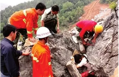 女子被兩塊巨石卡住,死前流淚求見孩子未果,抱憾離世
