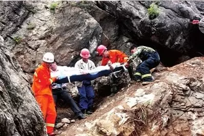 女子被兩塊巨石卡住,死前流淚求見孩子未果,抱憾離世