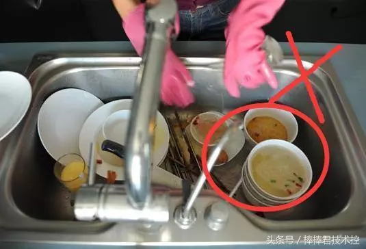 如果你洗碗犯了這4個「常見洗碗錯誤」,其實你每餐都在吃大量細菌!