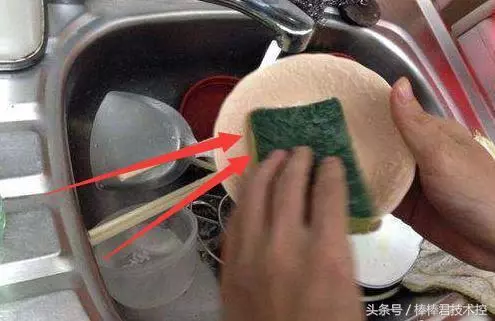 如果你洗碗犯了這4個「常見洗碗錯誤」,其實你每餐都在吃大量細菌!