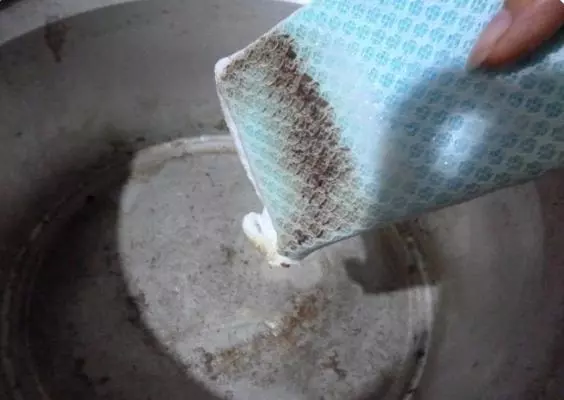 如果你洗碗犯了這4個「常見洗碗錯誤」,其實你每餐都在吃大量細菌!