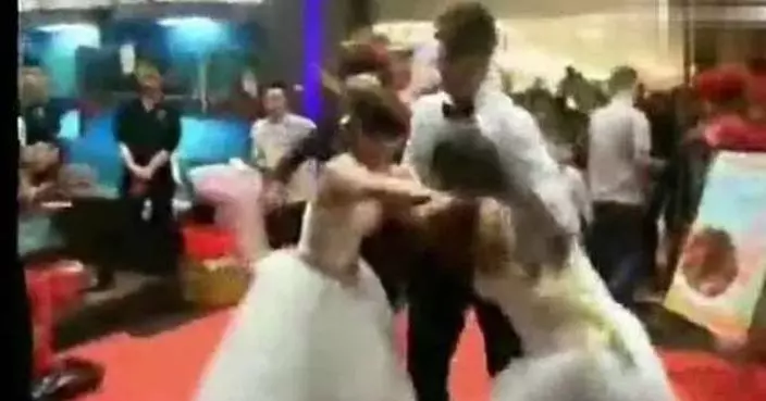 嫌他窮 分手後發現懷孕 女子婚宴上搶前男友!