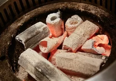 比噴槍燒更快!2分鐘快速生火法 教授示範「木炭這樣擺才快」網讚:看一次就會! -