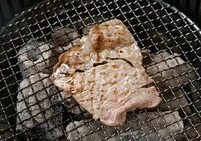 比噴槍燒更快!2分鐘快速生火法 教授示範「木炭這樣擺才快」網讚:看一次就會! -