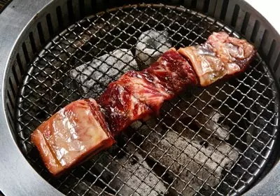 比噴槍燒更快!2分鐘快速生火法 教授示範「木炭這樣擺才快」網讚:看一次就會! -