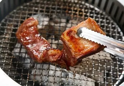 比噴槍燒更快!2分鐘快速生火法 教授示範「木炭這樣擺才快」網讚:看一次就會! -