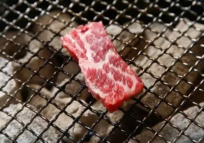 比噴槍燒更快!2分鐘快速生火法 教授示範「木炭這樣擺才快」網讚:看一次就會! -