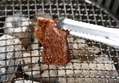 比噴槍燒更快!2分鐘快速生火法 教授示範「木炭這樣擺才快」網讚:看一次就會! -