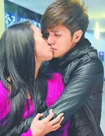 32歲的她被封為「周杰倫的最美前女友」如今升格當媽媽「近況曝光」,沒想到當年的大眼美少女現在卻 -
