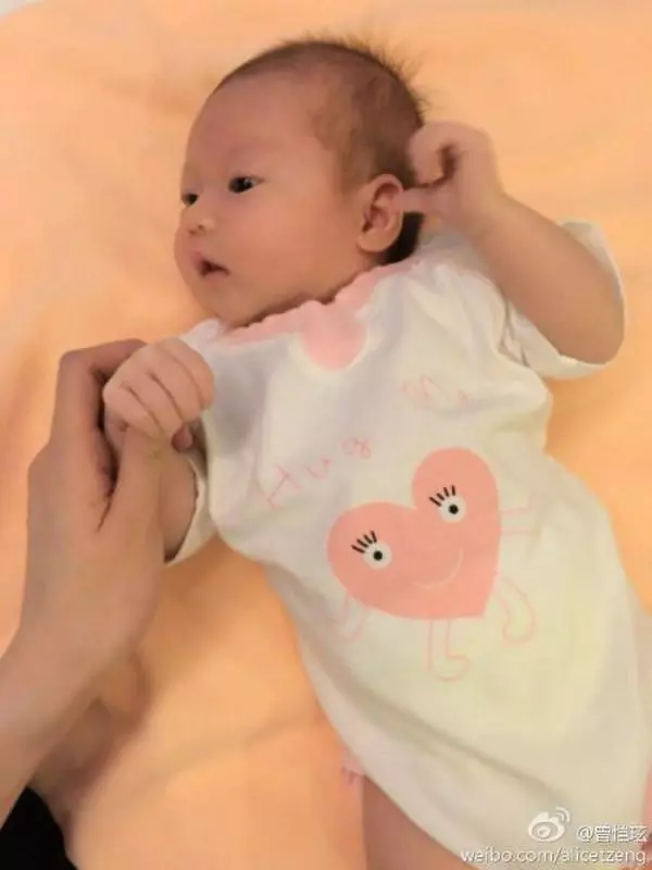 32歲的她被封為「周杰倫的最美前女友」如今升格當媽媽「近況曝光」,沒想到當年的大眼美少女現在卻 -