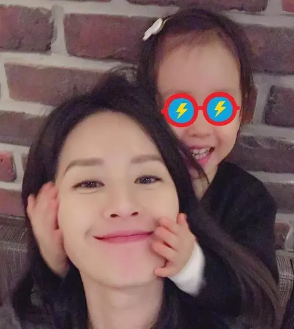 32歲的她被封為「周杰倫的最美前女友」如今升格當媽媽「近況曝光」,沒想到當年的大眼美少女現在卻 -