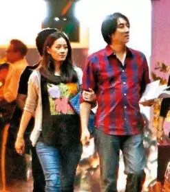 32歲的她被封為「周杰倫的最美前女友」如今升格當媽媽「近況曝光」,沒想到當年的大眼美少女現在卻 -