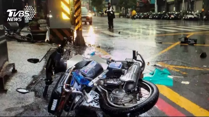富少開媽名車載妹酒駕撞死騎士…家屬淚:我爸都變形了 -