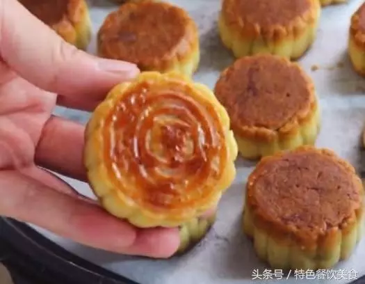 做月餅不用買烤箱了,教你在家用電餅鍋就能做,2分鐘就學會 -