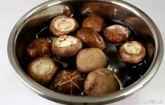 清水洗香菇和沒洗一樣髒,我教你一個小妙招,髒東西全部跑出來