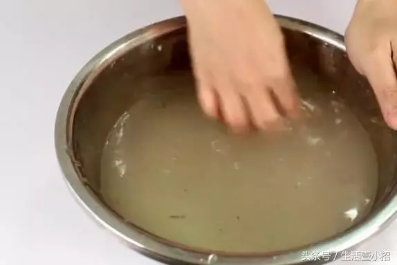 清水洗香菇和沒洗一樣髒,我教你一個小妙招,髒東西全部跑出來