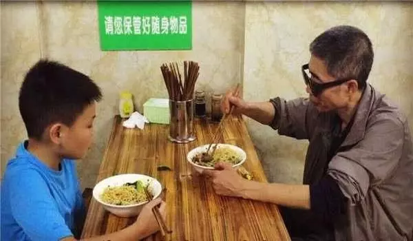 男孩帶盲父進麵館,點餐大喊「2碗牛肉麵」但手指比「1」