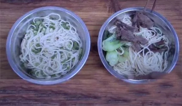 男孩帶盲父進麵館,點餐大喊「2碗牛肉麵」但手指比「1」