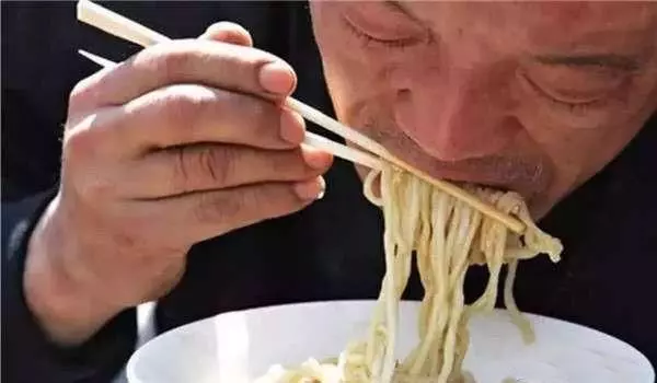 男孩帶盲父進麵館,點餐大喊「2碗牛肉麵」但手指比「1」