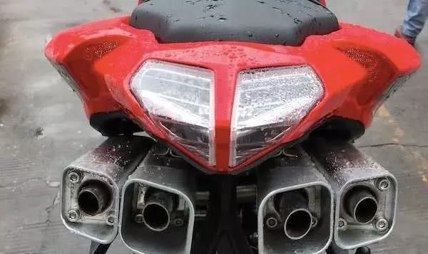 吉利400跑車完成首提,車主:竟比貝納利還大還便宜!