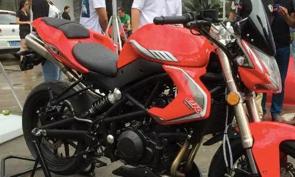 吉利400跑車完成首提,車主:竟比貝納利還大還便宜!