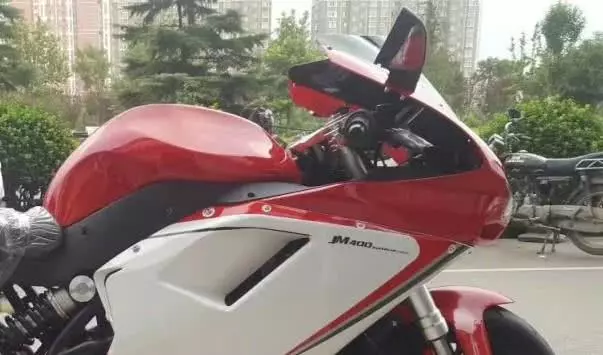 吉利400跑車完成首提,車主:竟比貝納利還大還便宜!
