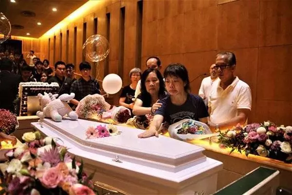 28歲美女車模內傷頭痛半身發麻,入院後就陷入昏迷3天,家人和朋友紛紛趕往醫院!