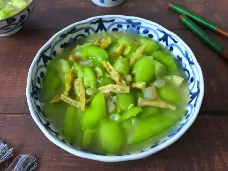 這菜要抓緊吃,再不吃就老了,炒時加入這兩物,鮮美到湯都吃精光!