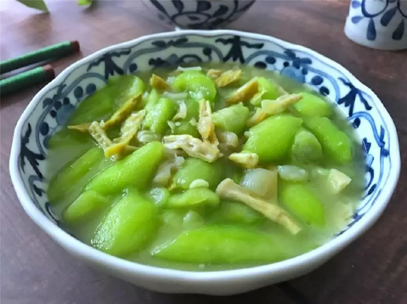 這菜要抓緊吃,再不吃就老了,炒時加入這兩物,鮮美到湯都吃精光!